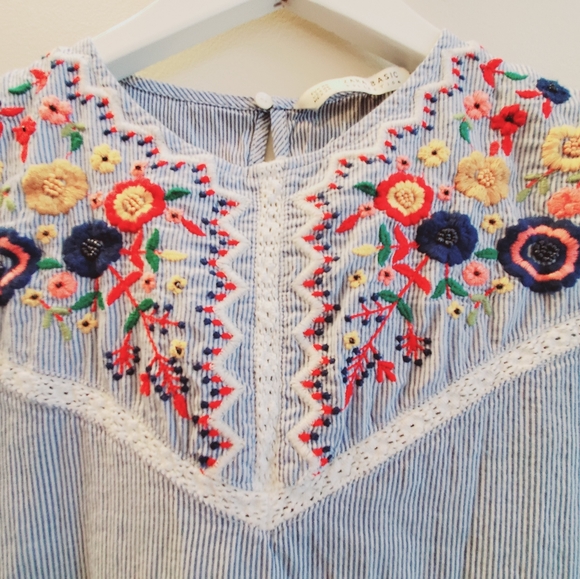 Zara seersucker stripes in blue and white with floral embroidery details - Picture 6 of 8